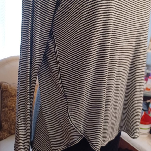 👉Just in! Ann Taylor Loft, sz Medium, soft-spun, stretchy top - Picture 4 of 7